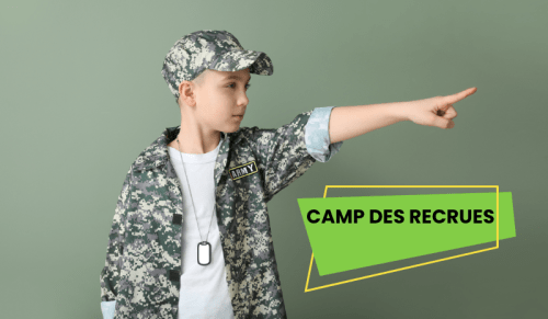 Un enfant en tenue de camouflage et coiffé d'une casquette pointe vers la droite. L'enfant porte des plaques d'identité et le texte "CAMP DES RECRUES" apparaît dans un cadre vert sur le côté droit de l'image.