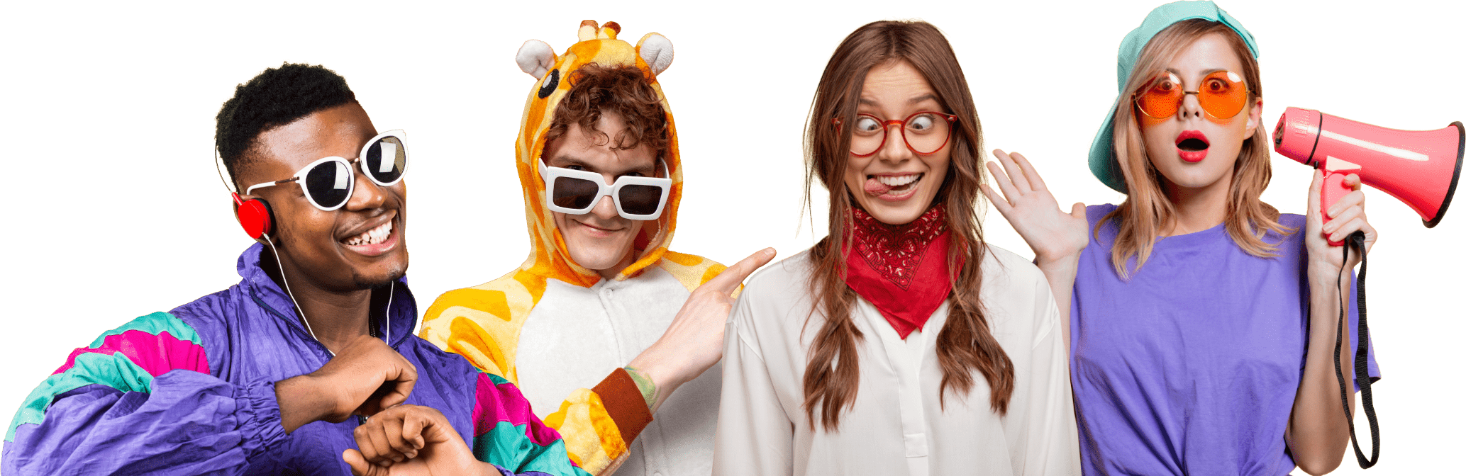 Quatre jeunes adultes vêtus de costumes amusants et de tenues colorées posent de manière ludique ; l'un porte des écouteurs, l'autre un body de girafe, l'un tire la langue et l'autre porte des lunettes de soleil tout en tenant un mégaphone rose.