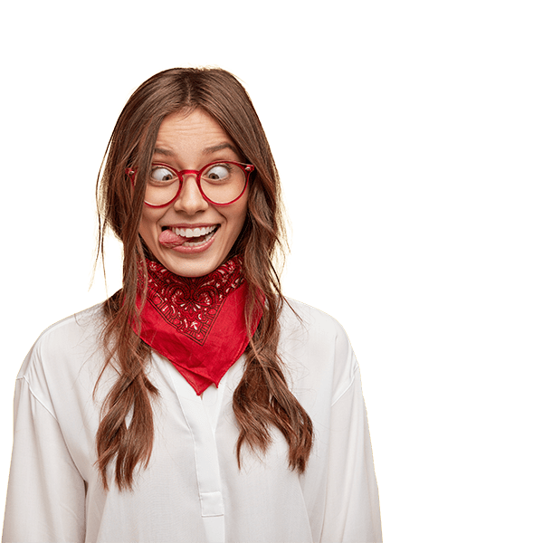 Une jeune femme aux longs cheveux bruns porte des lunettes rouges, un bandana rouge et une chemise blanche. Elle sourit largement et croise les yeux d'un air amusé et stupide sur un fond blanc uni.