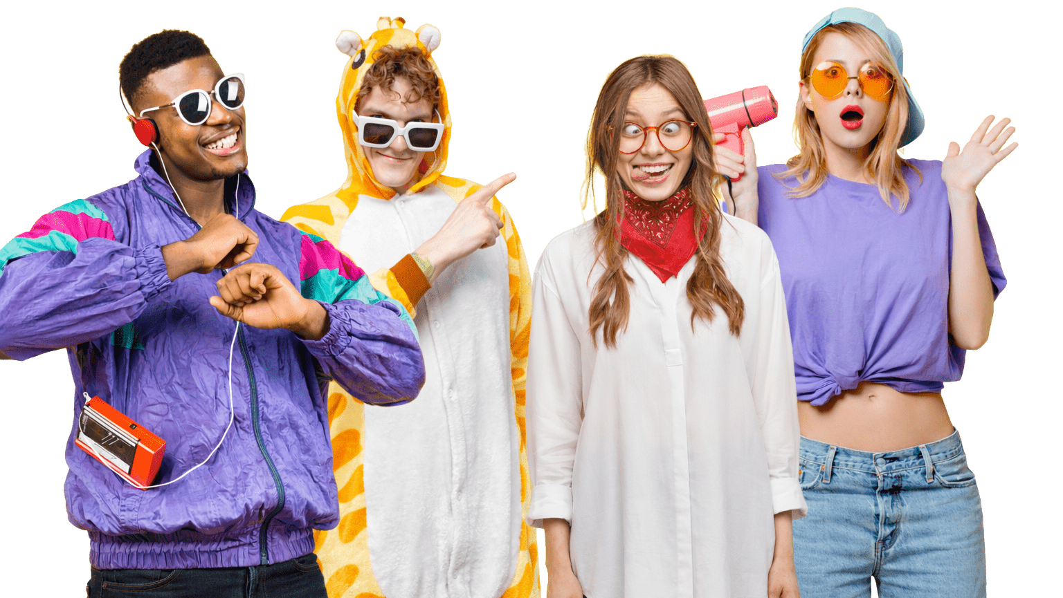 Quatre jeunes adultes en tenue ludique posent ensemble ; l'un danse avec des écouteurs, l'autre porte une grenouillère en forme de girafe et pointe du doigt, l'un sourit avec un bandana rouge et des lunettes, et l'autre, avec des lunettes de soleil et un chapeau, fait semblant de tenir un sèche-cheveux rose sur sa tête.