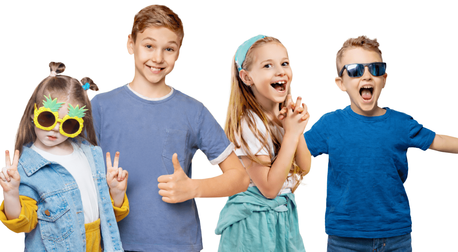 Quatre enfants se tiennent ensemble en souriant. La fille de gauche porte des lunettes de soleil en forme d'ananas et fait un signe de paix. À côté d'elle, un garçon lève le pouce. La troisième fille rit, et le garçon de droite porte des lunettes de soleil et pose les bras ouverts.