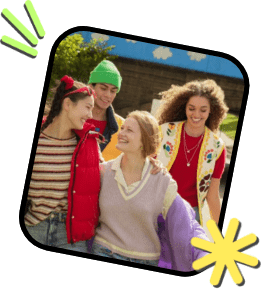 Quatre jeunes gens souriant et marchant ensemble à l'extérieur par une journée ensoleillée, portant des vêtements colorés et décontractés. L'image est encadrée de gribouillis ludiques verts et jaunes dans les coins.
